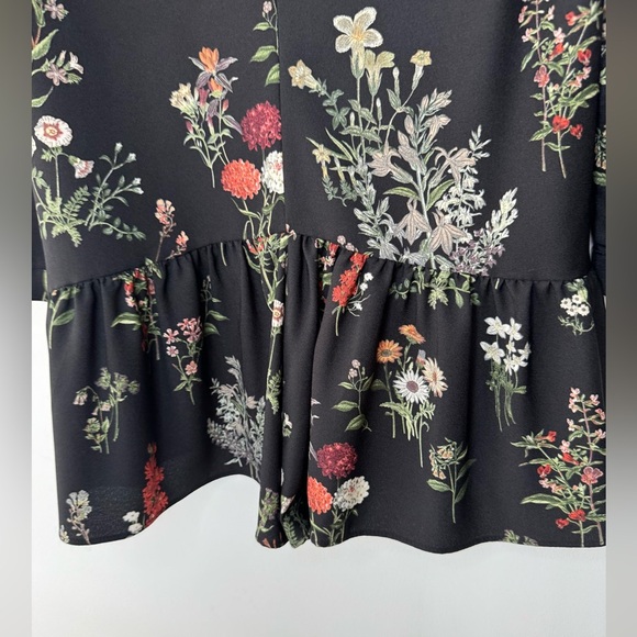 Zara Navy Floral Romper โ Size M โ Flowy, Chic & Comfy โ Perfect Condition - Picture 6 of 16